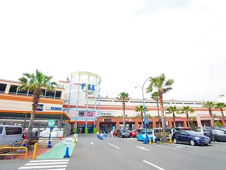 スーパー、ホームセンター、アパレルショップ、和洋中の飲食店など約100店テナントが入っているショッピングモールです。