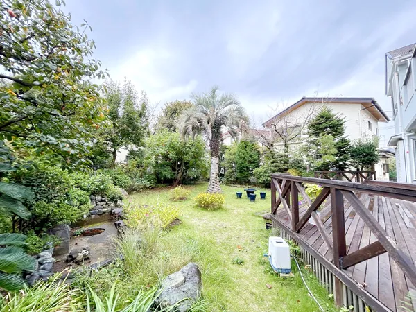 湘南らしさを感じる植栽のある広々としたお庭です。