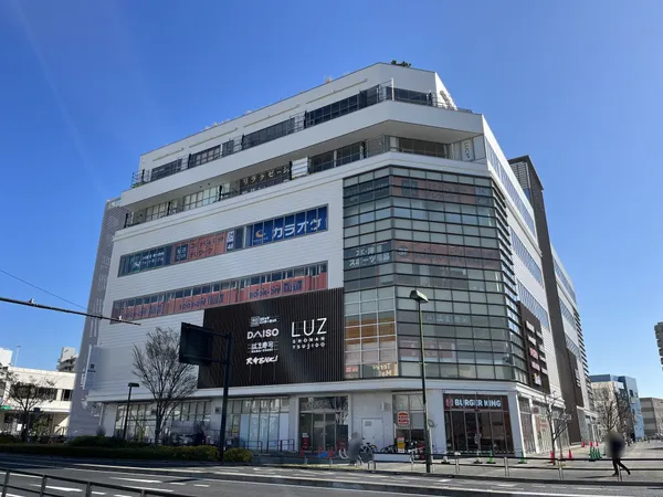 スーパー「アール元気」、ドラッグストア「マツモトキヨシ」、100円ショップ「ダイソー」等、生活に便利なお店をはじめ、医療フロアも備える駅前のショッピング施設です。