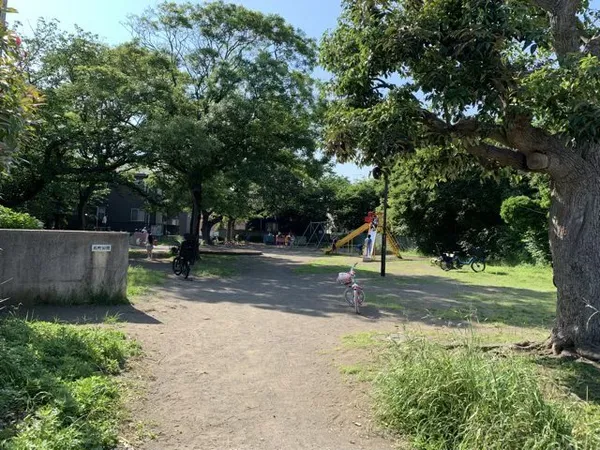 徒歩約5分。