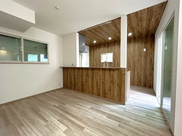 【リビング】木の温もりを感じるような、温かみのある内装となっています。