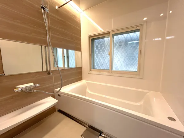 【浴室】窓を開けて直接換気することもでき、快適にお使いいただけます。