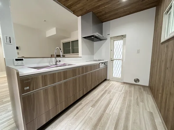 【キッチン】対面式でお料理中も家族と会話が弾むキッチンです。