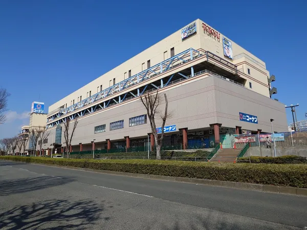 徒歩19分。湘南とうきゅう内にはスーパーの他にもサンドラッグ、西松屋、キャンドゥ、ホームセンターコーナンなどがあり、日々の暮らしに役立つお店が集結しています。