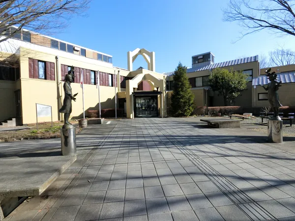 徒歩10分。市民センターでは、藤沢市の戸籍や住民票の交付や各種届出などの行政窓口事務を行っています。地域住民団体育成援助、福祉手続きなどや、公民館を併設しています。