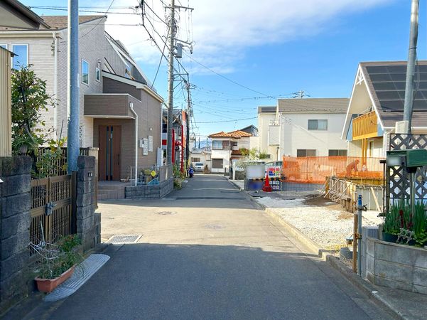 藤沢市打戻 新築1号棟 前面道路含む外観 藤沢市打戻 新築1号棟 前面道路含む外観