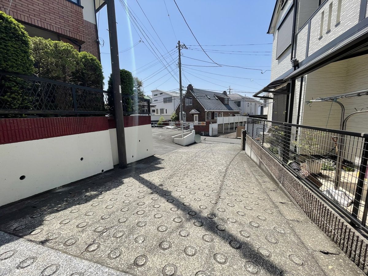 前面道路含む外観