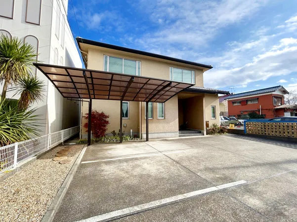 幹線道路沿いで高い視認性を誇る事務所。来客対応や営業拠点に適した立地で、企業ブランドを強く発信できます。