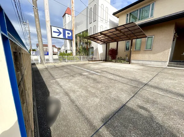 駐車スペース3台確保で来客対応もスムーズ。営業車やスタッフ用にも便利な、ビジネスに適した事務所です。