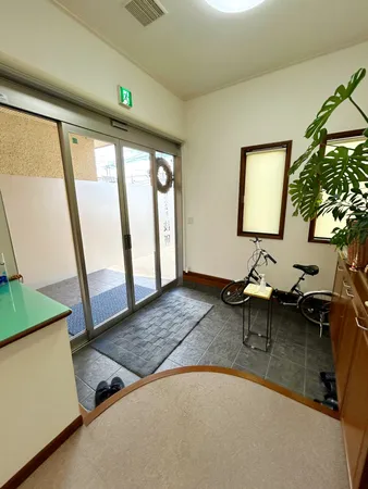 約4.7帖の玄関ホールで、来客をゆったりとお迎え。受付や待合スペースとしても活用できます。