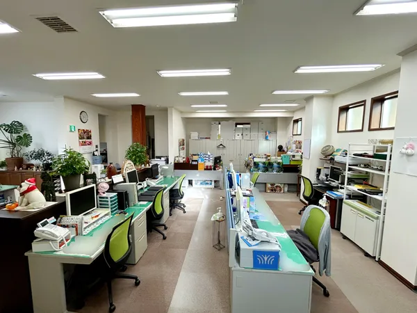 約37.7帖の広々事務室を完備。柔軟なレイアウトで業務効率を高め、来客対応にも便利な快適空間です。