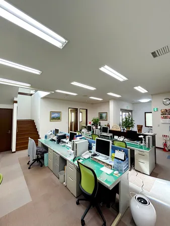 1階事務室は、広さを活かして、会議スペースやワークエリアを一体化した設計も可能です。