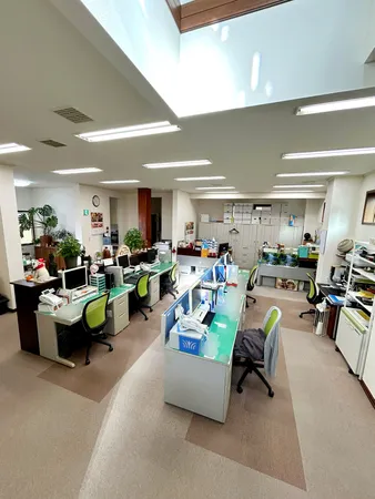 約37.7帖の空間で、オープンオフィスや複数部署の配置に対応可能。