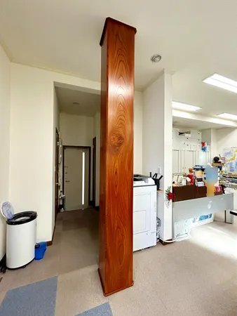 1階事務室に設けられた大黒柱が、建物の耐久性と安心感を象徴。重厚な存在感で、空間に高級感を演出します。