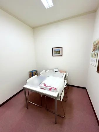 約4.9帖の納戸を完備。書類や備品をすっきり収納でき、事務所の整理整頓に適したスペース。