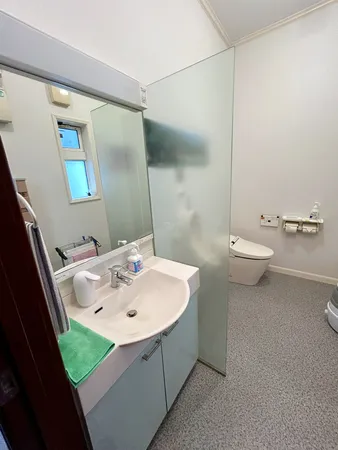 1階約4.81平米の広々トイレ。来客にもスタッフにも快適な空間で、事務所の利便性と清潔感を高めます。