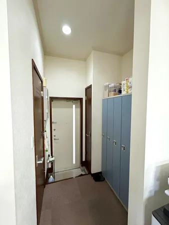 トイレ横の勝手口は、裏動線として活用でき、来客スペースと分離できます。