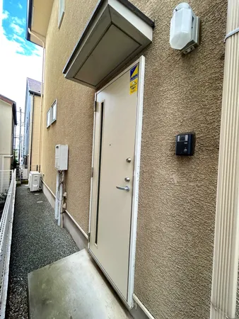 勝手口から屋外へ直接アクセス可能。荷物搬入やゴミ出しがスムーズで、業務効率とプライバシーを両立します。