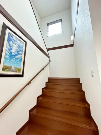 約1.2m幅のゆとりある階段で、すれ違いや荷物運びもスムーズ。安全性と高級感を兼ね備えた快適な動線です。