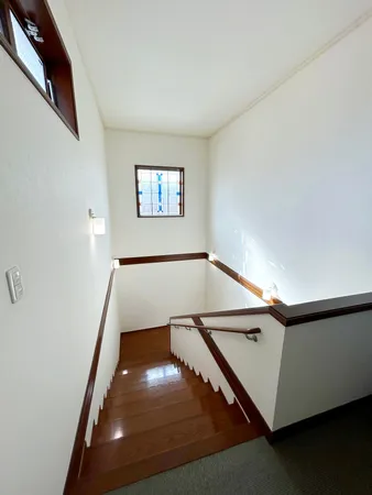 吹抜けとステンドグラス窓を採用した階段。自然光と彩りが織りなす開放的な空間で、上質な雰囲気を演出します。