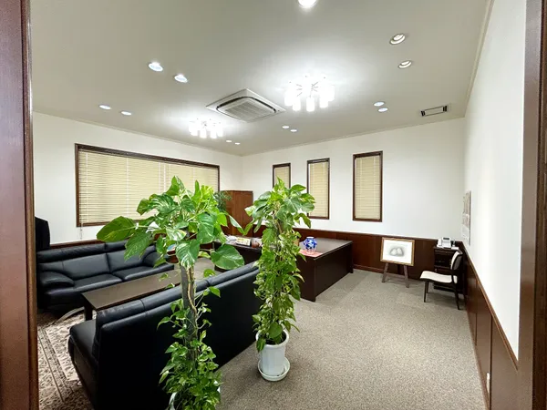 約19.9帖の広々とした社長室。重厚感と洗練を兼ね備え、企業の品格を象徴する上質な空間で、重要な意思決定を支えます。