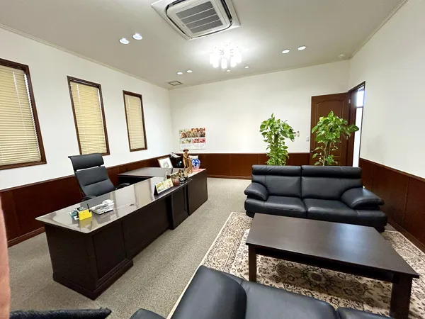 社長室は大型デスクや応接セットを配置しても余裕があり、贅沢なレイアウトが可能です。