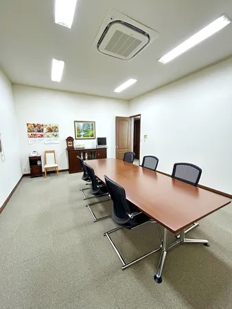 約17.9帖の広々とした応接室で、落ち着いた雰囲気の中で商談や打ち合わせが可能。