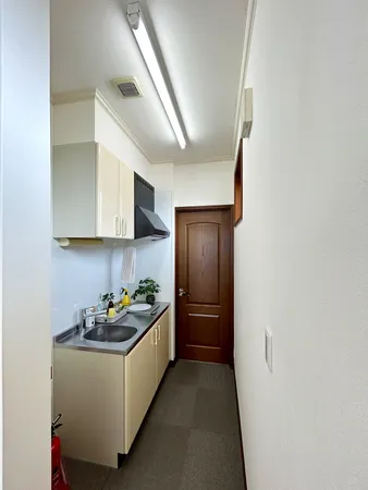 2階に給湯コーナーを設置。来客対応や社員の休憩に便利で、業務効率と快適性を高める機能的なスペースです。