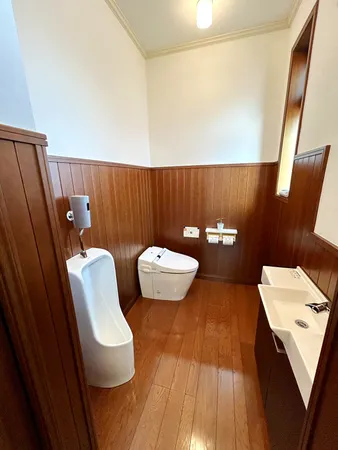 給湯コーナー脇にトイレを配置。来客対応に便利な動線で、快適なオフィス環境を提供します。