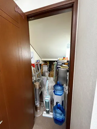 階段下を収納スペースとして有効活用。書類や備品をすっきり整理でき、オフィスをスマートに保ちます。
