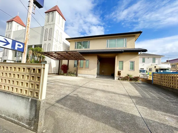 約273平米（約82.5坪）の整形地に建つ事務所。広々とした敷地でビジネスに適した環境です。