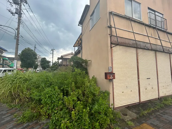 現地写真　※右側古屋部分が敷地で左側空地部分は敷地ではございません。