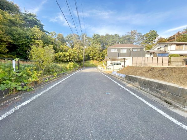 八王子市南陽台1丁目 土地 前面道路含む外観