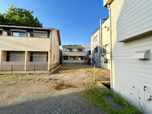 現況更地・建築条件付き土地ではございません。