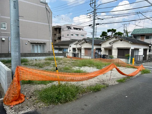 南側道路に約９．８ｍ接道しております。