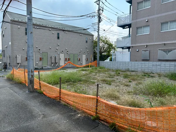 東側道路に約１２．１ｍ接道しております。