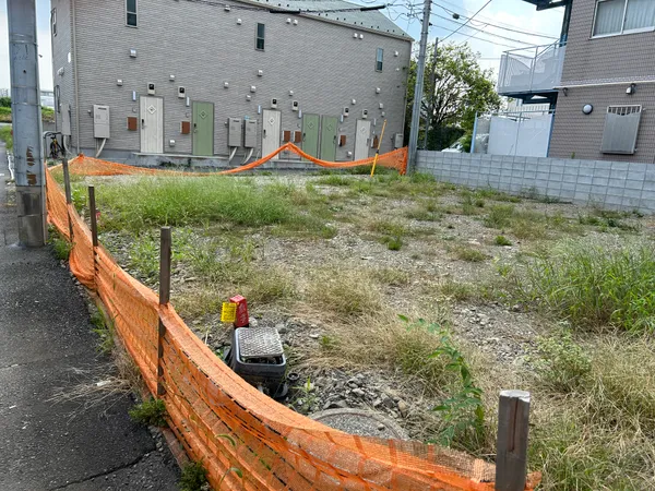 東側道路より、上水道管引込み・本下水道引込み・都市ガスか引込まれております。