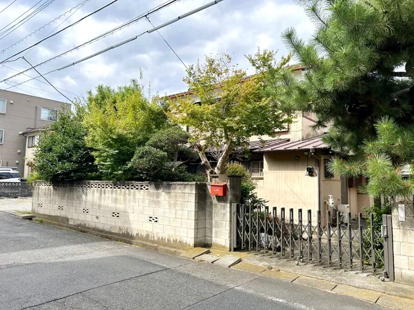 南道路に面し陽当り良好です建ぺい率：６０％・容積率：２００％
