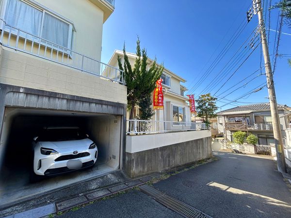 八王子市絹ケ丘1丁目 戸建 前面道路含む外観 八王子市絹ケ丘1丁目 戸建 前面道路含む外観