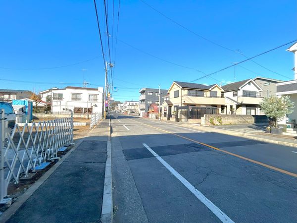 日野市多摩平6丁目 新築戸建 3号棟 前面道路含む外観 日野市多摩平6丁目 新築戸建 3号棟 前面道路含む外観