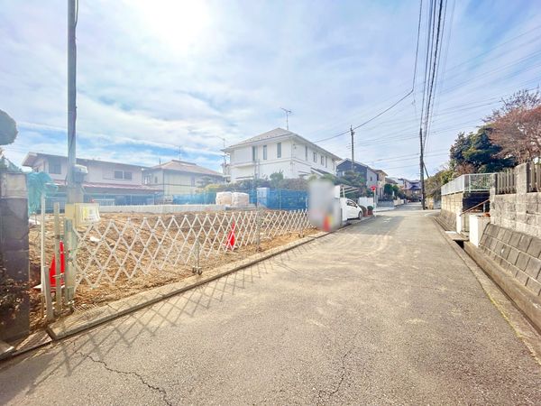 八王子市南陽台1丁目 新築戸建 前面道路含む外観