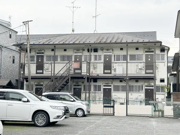 前面道路は閑静な住宅地をはしる車通りの少ない道路です。