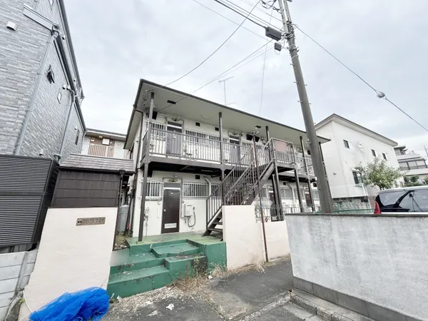 前面道路は閑静な住宅地をはしる車通りの少ない道路です。