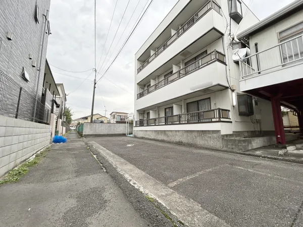 前面道路は閑静な住宅地をはしる車通りの少ない道路です。