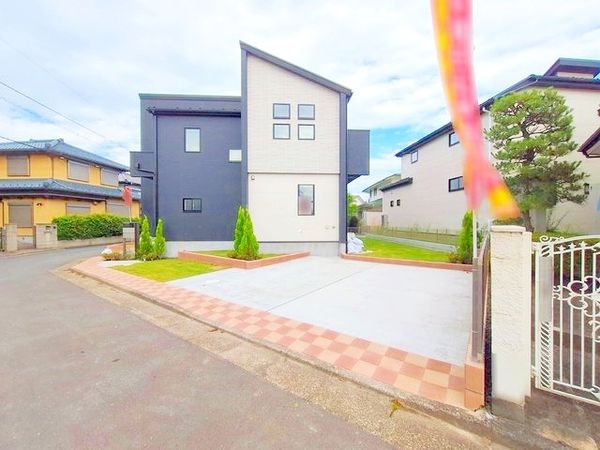 前面道路含む外観