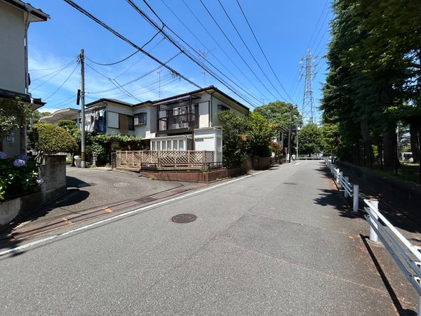 八王子市狭間町 戸建 前面道路含む外観 八王子市狭間町 戸建 前面道路含む外観