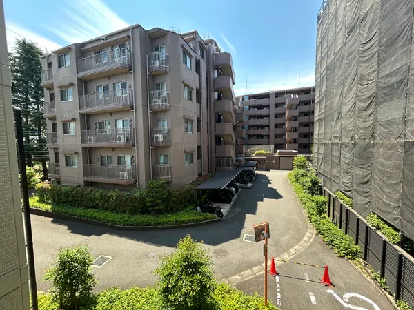 南側と西側に空間があり、日当たりも良好です。明るい生活をお楽しみいただけます。