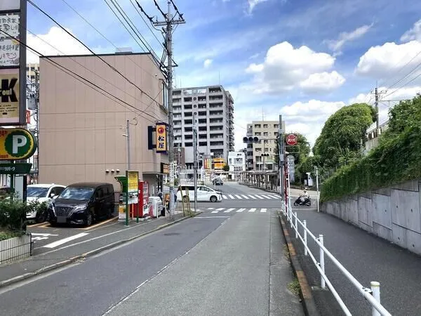 前方の信号の先が日野駅前ロータリー