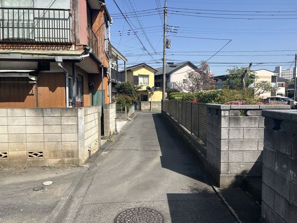 多摩市百草 戸建 前面道路含む外観