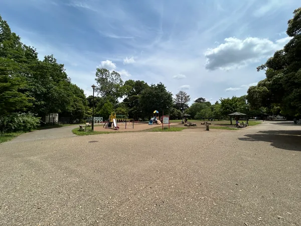 遊びの広場では小さなお子様が遊ぶ遊具もあります。犬の散歩のできる自然豊かな公園